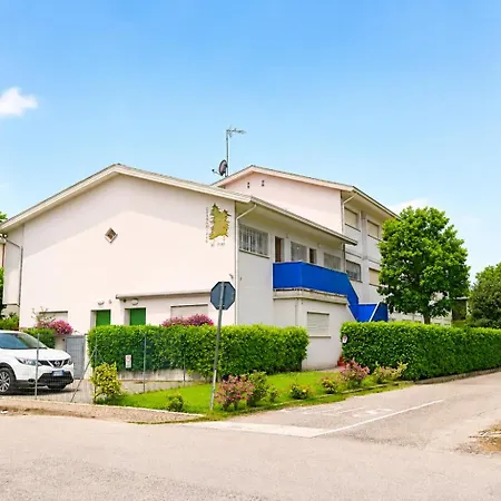 Ai Pini, With And Pedestrianised Town Centre Within Walking Distance, Covered Parking, Free Wi-fi Bibione