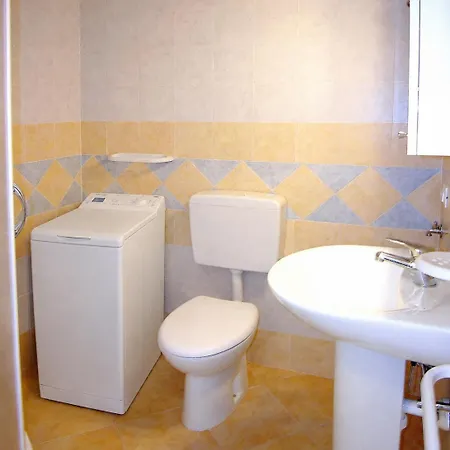 Apartman Ai Pini, With And Pedestrianised Town Centre Within Walking Distance, Covered Parking, Free Wi-fi *